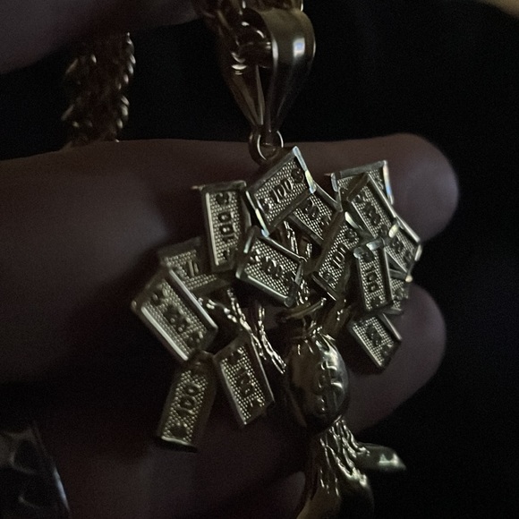 This rope is 10 karat 22in and a seven mm - Picture 3 of 3